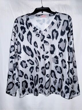 NWT C+D+M Three-quarter Length Sleeve Leopard Print Top in Gray Size Large
